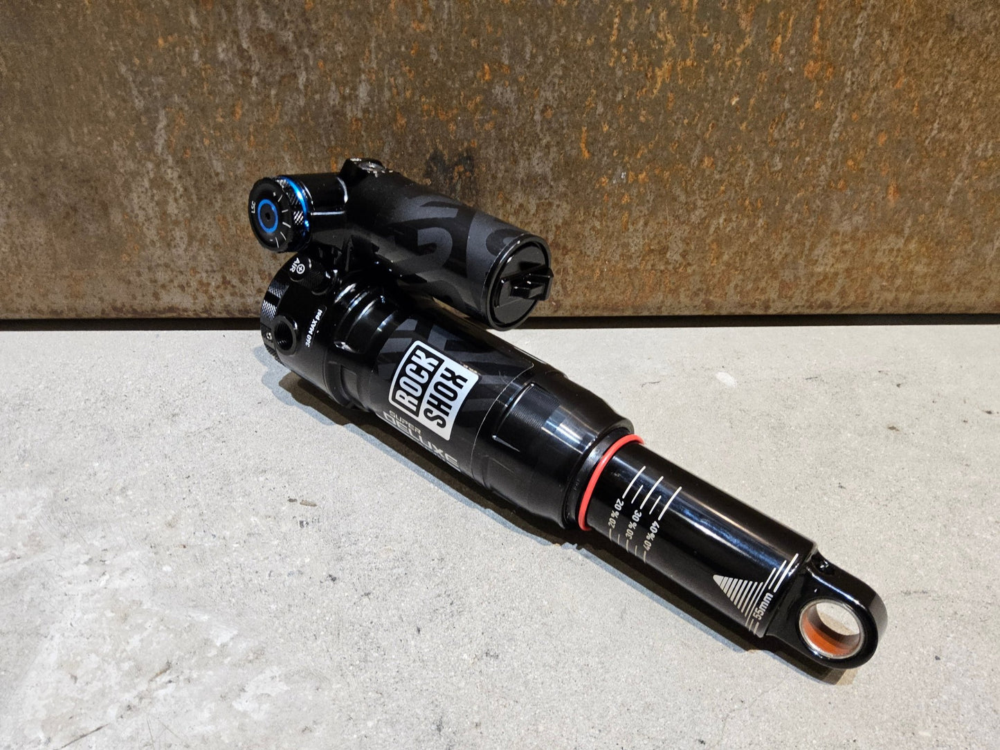 Federgabel & Dämpfer von Rock Shox, ROCK SHOX SUPER DELUXE ULTIMATE TRUNNION DÄMPFER 180X55MM vor USEDBIKES - OB.DE Hintergrund