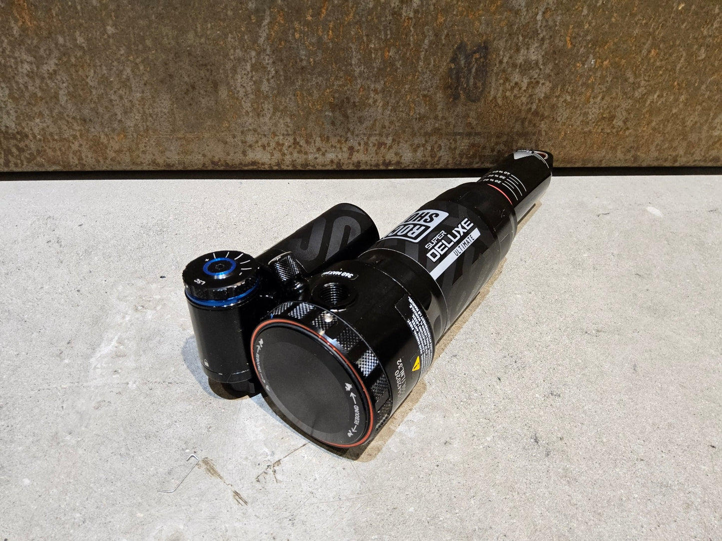 Federgabel & Dämpfer von Rock Shox, ROCK SHOX SUPER DELUXE ULTIMATE TRUNNION DÄMPFER 180X55MM vor USEDBIKES - OB.DE Hintergrund