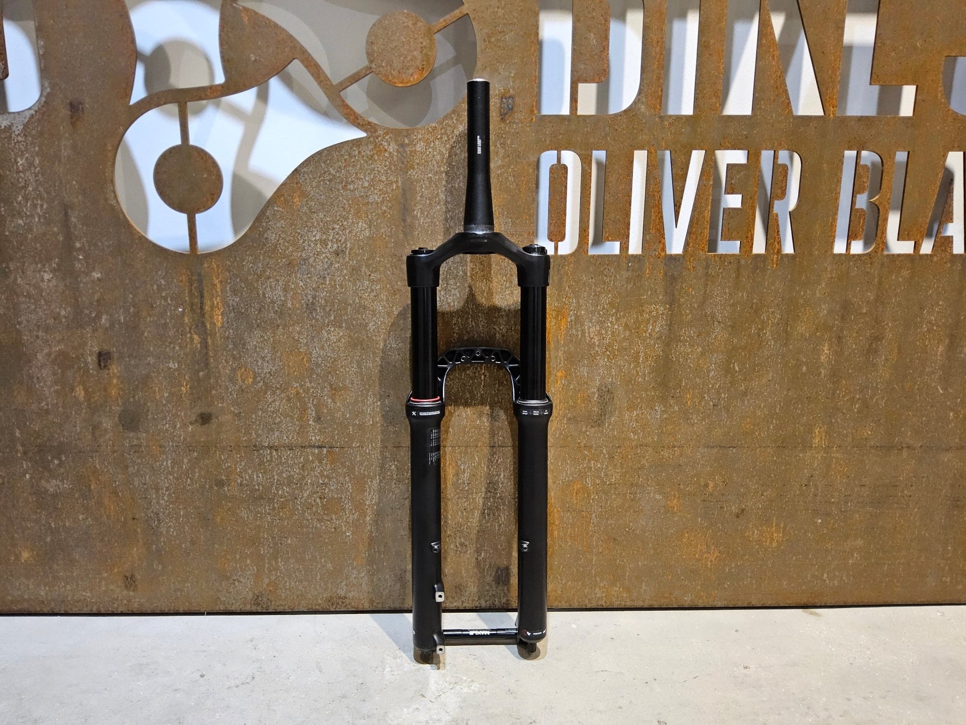 Federgabel von Rock Shox, ROCKSHOX 35 GOLD RL / 29" / 35MM / 150MM / BOOST / SCHWARZ MATT vor USEDBIKES - OB.DE Hintergrund