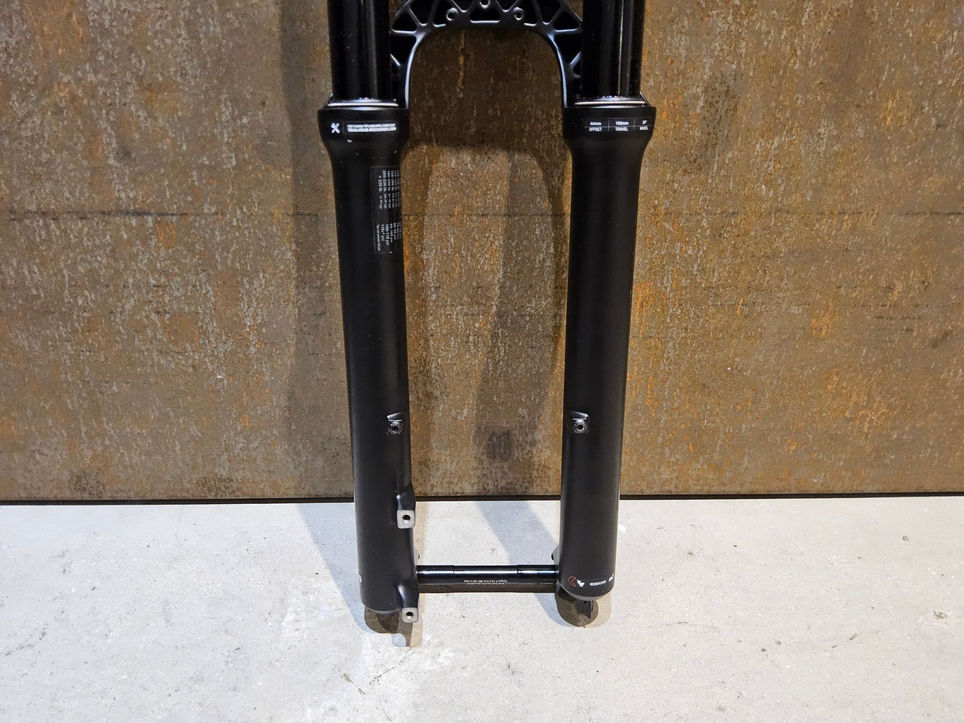 Federgabel von Rock Shox, ROCKSHOX 35 GOLD RL / 29" / 35MM / 150MM / BOOST / SCHWARZ MATT vor USEDBIKES - OB.DE Hintergrund