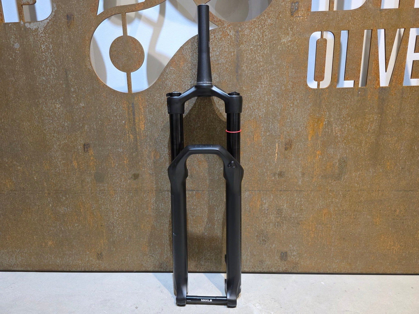 Federgabel von Rock Shox, ROCKSHOX 35 GOLD RL / 29" / 35MM / 150MM / BOOST / SCHWARZ MATT in variant_title vor USEDBIKES - OB.DE Hintergrund