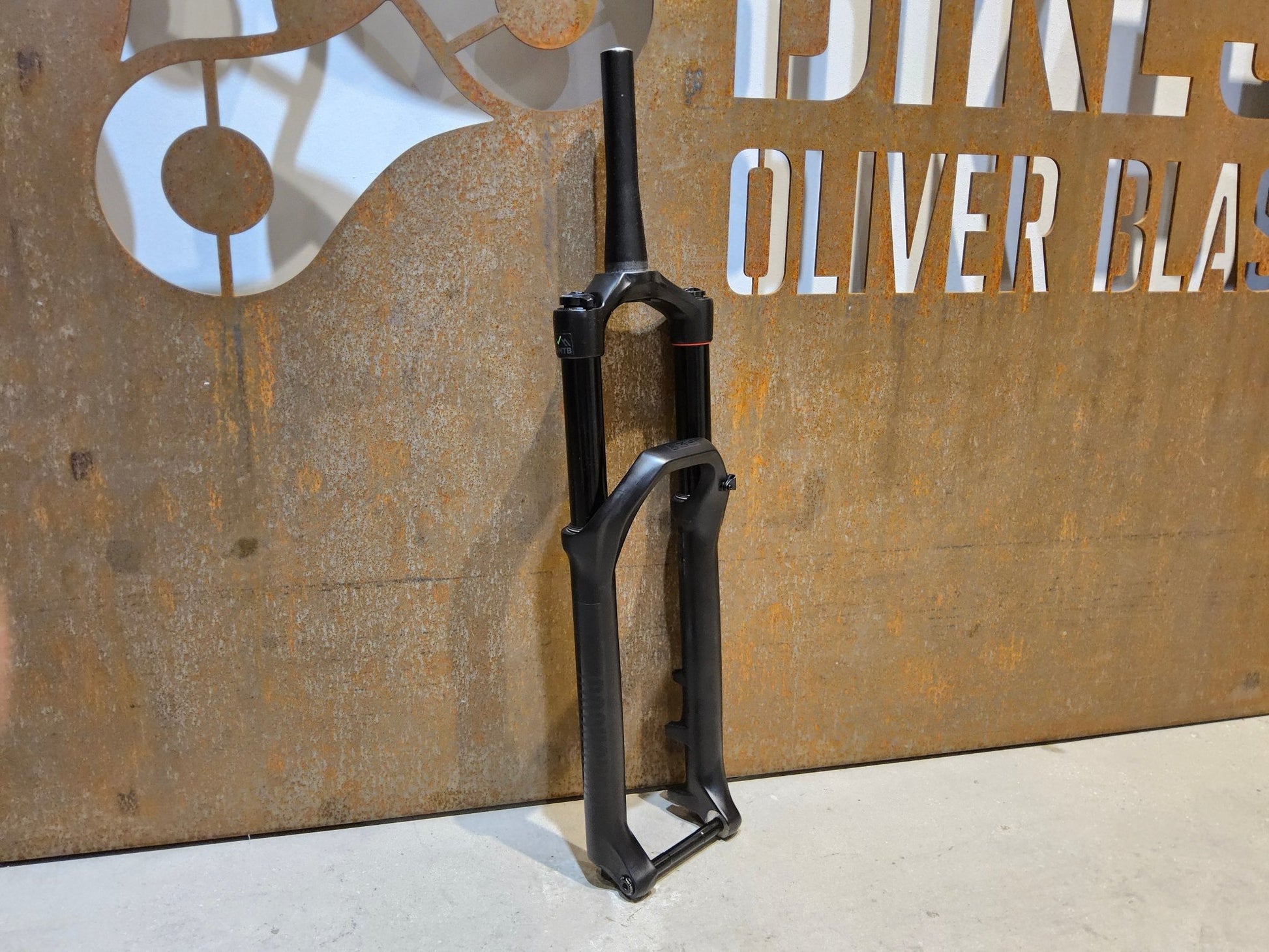 Federgabel von Rock Shox, ROCKSHOX 35 GOLD RL / 29" / 35MM / 150MM / BOOST / SCHWARZ MATT vor USEDBIKES - OB.DE Hintergrund