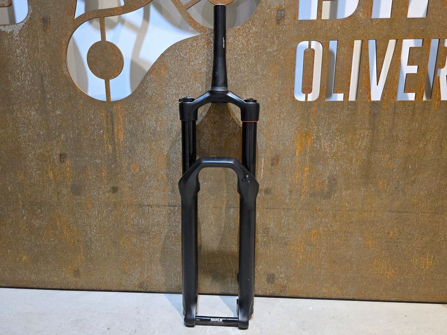 Federgabel von Rock Shox, ROCKSHOX 35 GOLD RL / 29" / 35MM / 150MM / BOOST / SCHWARZ MATT in variant_title vor USEDBIKES - OB.DE Hintergrund