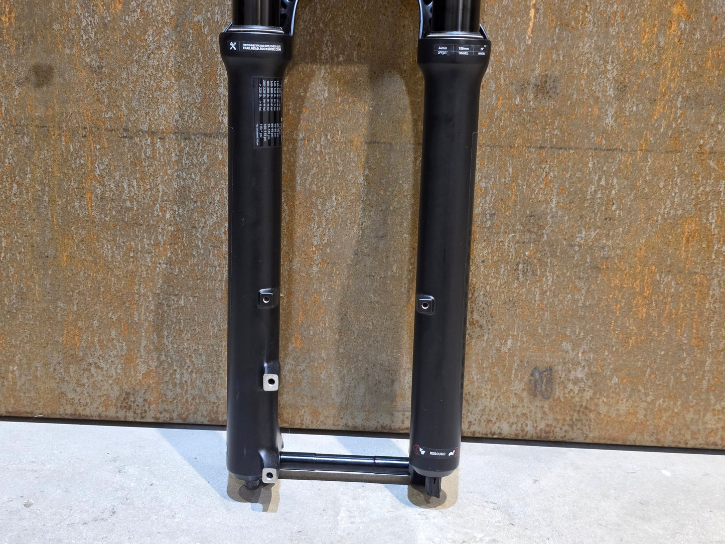 Federgabel von Rock Shox, ROCKSHOX 35 GOLD RL / 29" / 35MM / 150MM / BOOST / SCHWARZ MATT in variant_title vor USEDBIKES - OB.DE Hintergrund