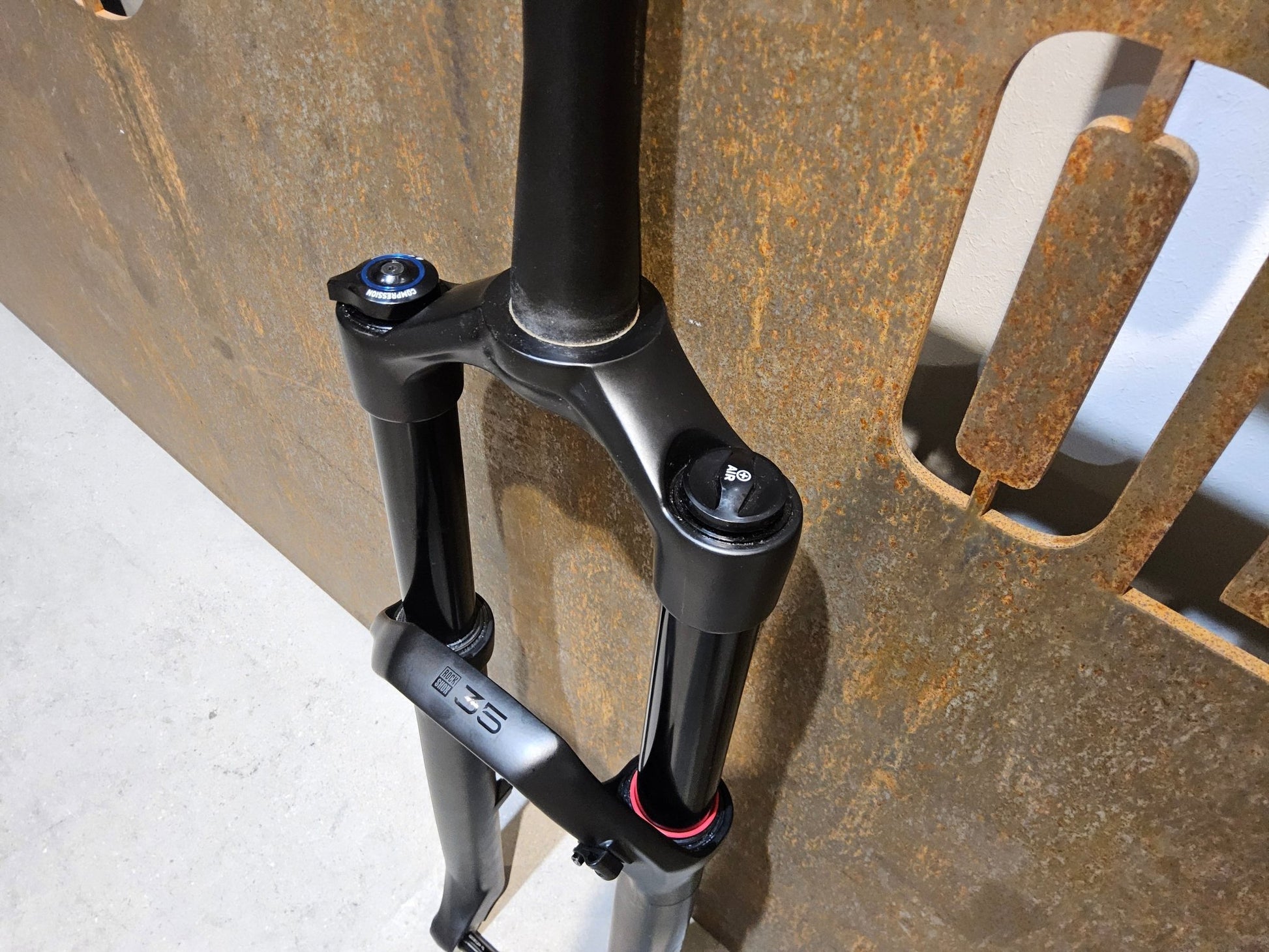 Federgabel von Rock Shox, ROCKSHOX 35 GOLD RL / 29" / 35MM / 150MM / BOOST / SCHWARZ MATT vor USEDBIKES - OB.DE Hintergrund