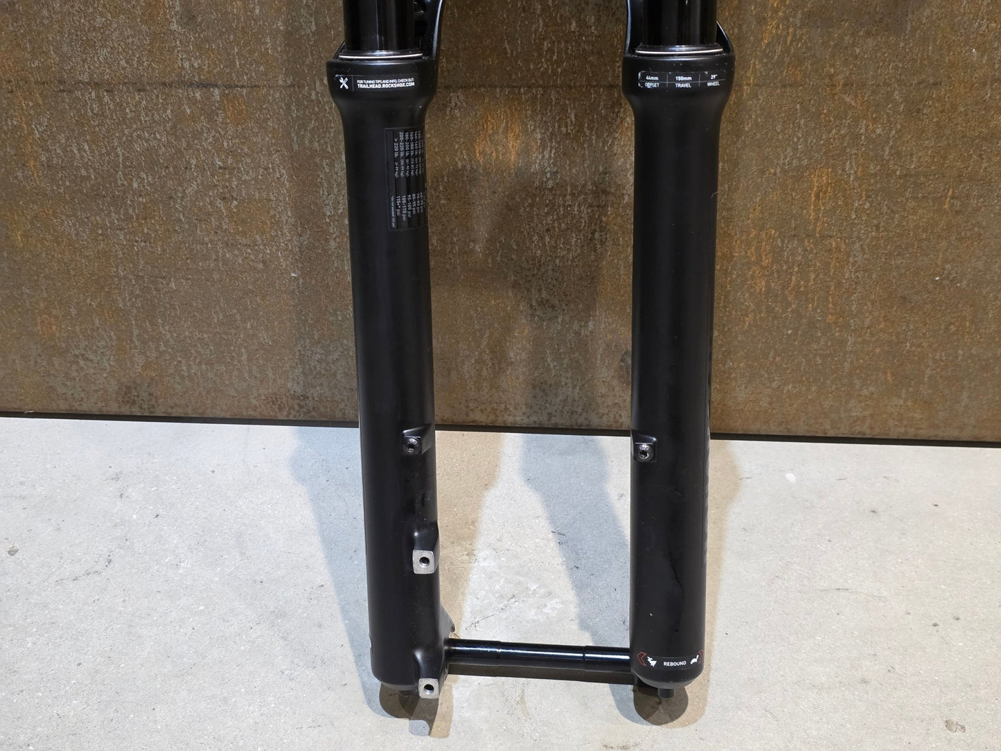 Federgabel von Rock Shox, ROCKSHOX 35 GOLD RL / 29" / 35MM / 150MM / BOOST / SCHWARZ MATT in variant_title vor USEDBIKES - OB.DE Hintergrund