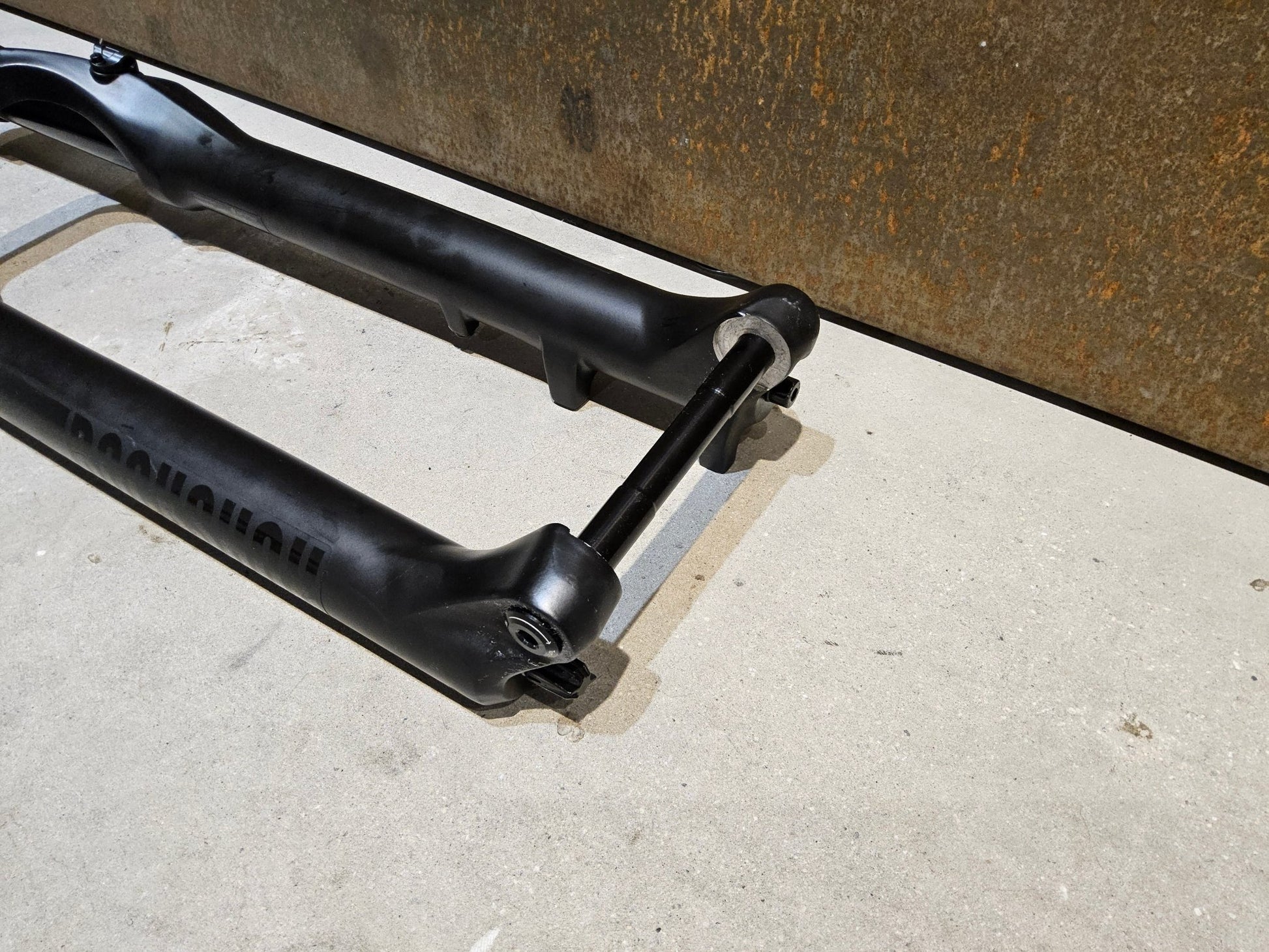 Federgabel von Rock Shox, ROCKSHOX 35 GOLD RL / 29" / 35MM / 150MM / BOOST / SCHWARZ MATT vor USEDBIKES - OB.DE Hintergrund