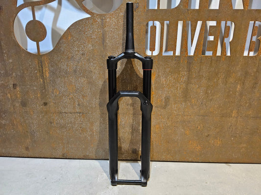 Federgabel von Rock Shox, ROCKSHOX 35 GOLD RL / 29" / 35MM / 150MM / BOOST / SCHWARZ MATT vor USEDBIKES - OB.DE Hintergrund