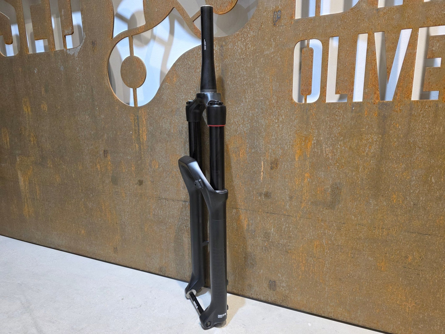 Federgabel von Rock Shox, ROCKSHOX 35 GOLD RL / 29" / 35MM / 150MM / BOOST / SCHWARZ MATT in variant_title vor USEDBIKES - OB.DE Hintergrund