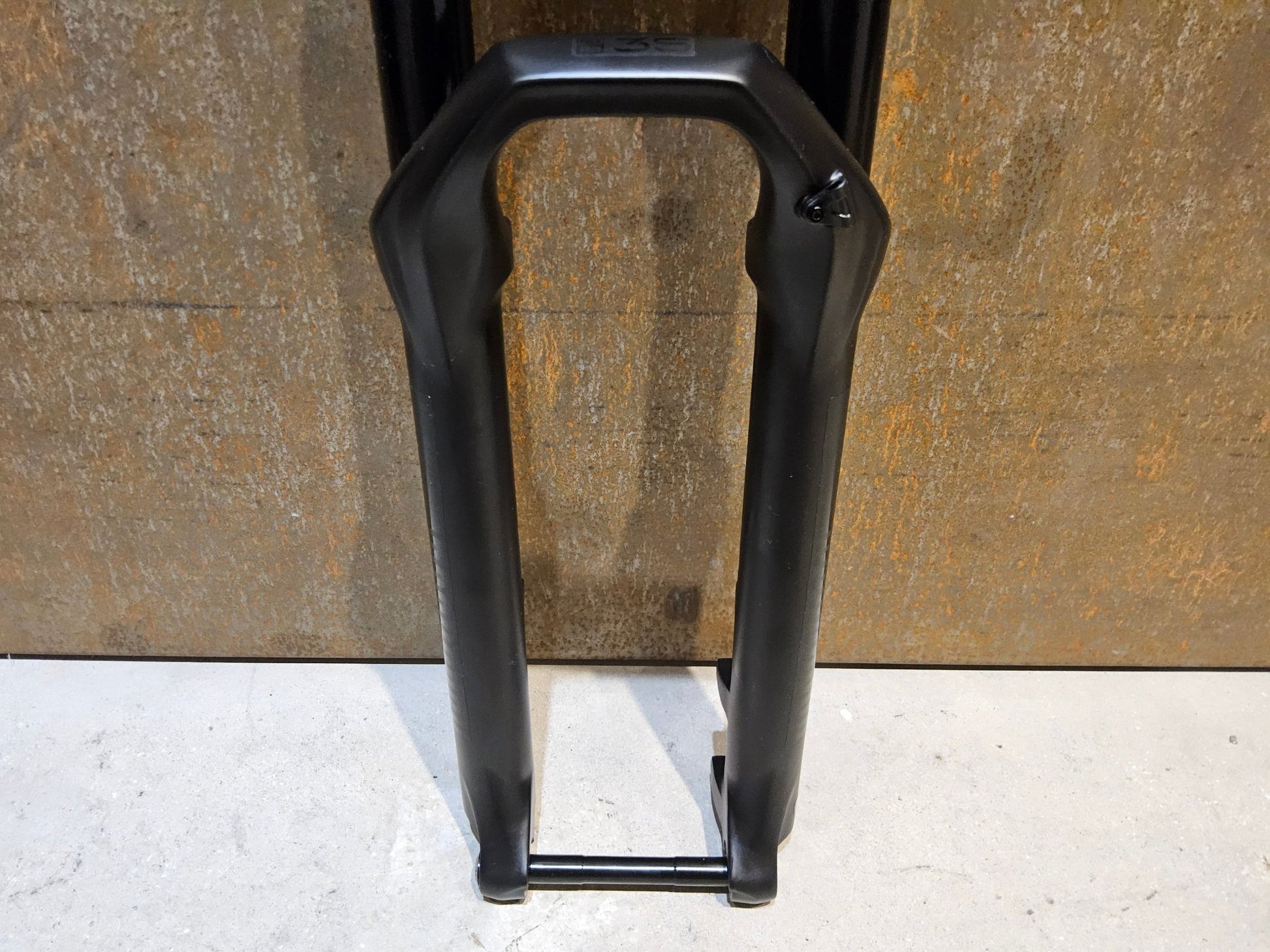 Federgabel von Rock Shox, ROCKSHOX 35 GOLD RL / 29" / 35MM / 150MM / BOOST / SCHWARZ MATT vor USEDBIKES - OB.DE Hintergrund