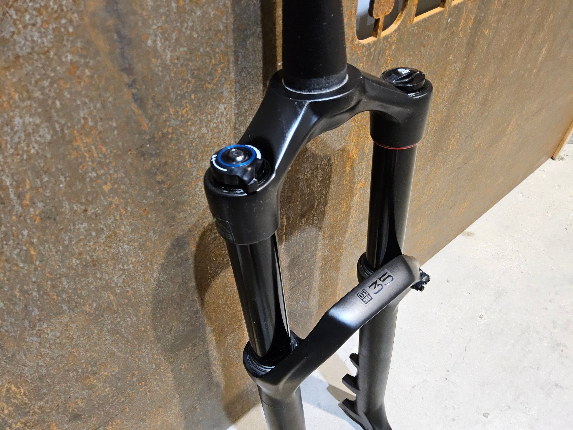 Federgabel von Rock Shox, ROCKSHOX 35 GOLD RL / 29" / 35MM / 150MM / BOOST / SCHWARZ MATT vor USEDBIKES - OB.DE Hintergrund