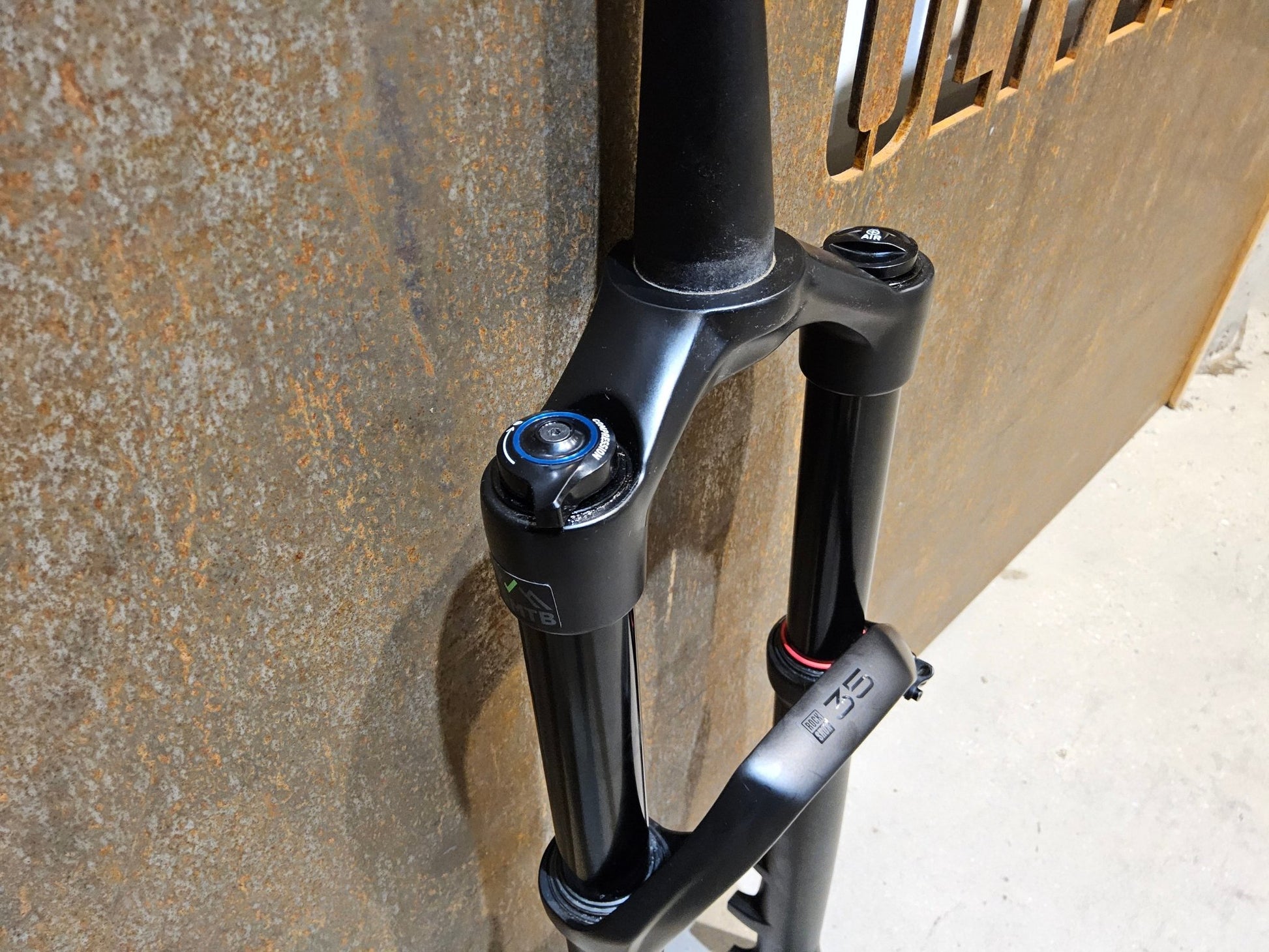 Federgabel von Rock Shox, ROCKSHOX 35 GOLD RL / 29" / 35MM / 150MM / BOOST / SCHWARZ MATT vor USEDBIKES - OB.DE Hintergrund