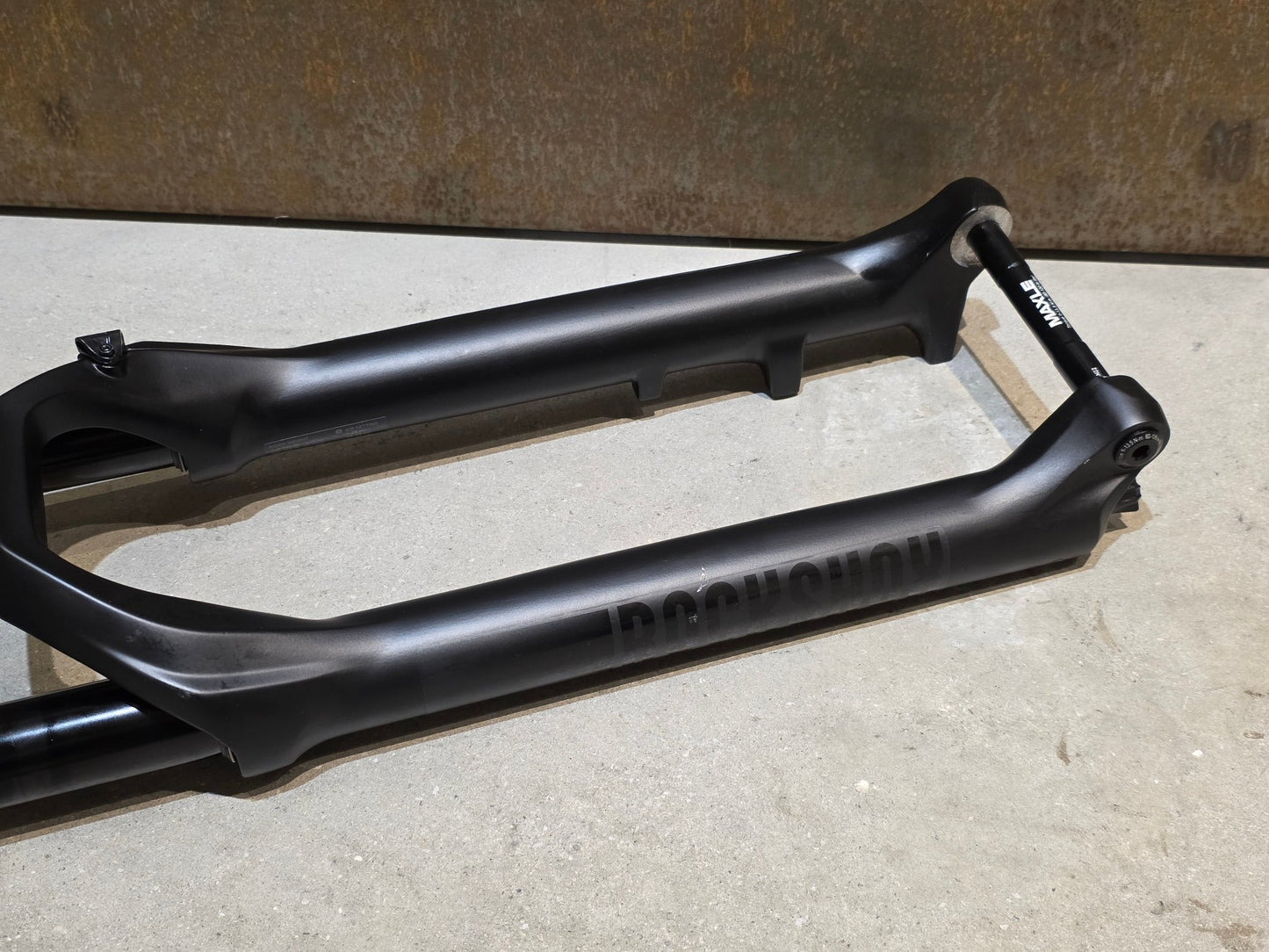 Federgabel von Rock Shox, ROCKSHOX 35 GOLD RL / 29" / 35MM / 150MM / BOOST / SCHWARZ MATT in variant_title vor USEDBIKES - OB.DE Hintergrund