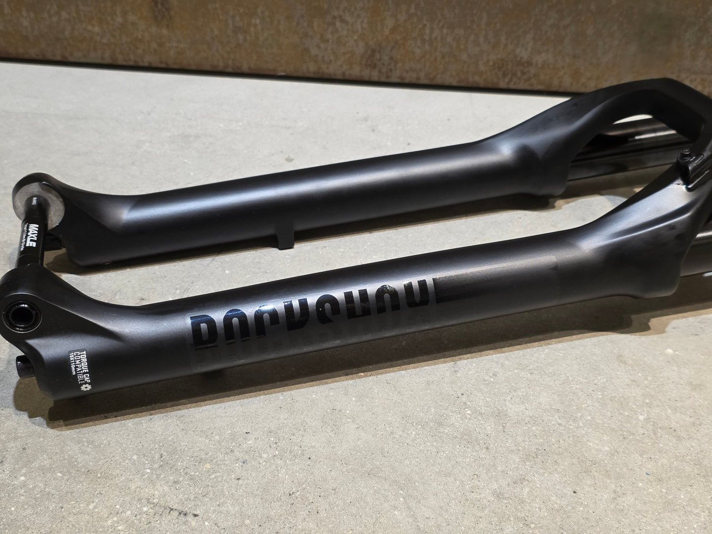 Federgabel von Rock Shox, ROCKSHOX 35 GOLD RL / 29" / 35MM / 150MM / BOOST / SCHWARZ MATT in variant_title vor USEDBIKES - OB.DE Hintergrund