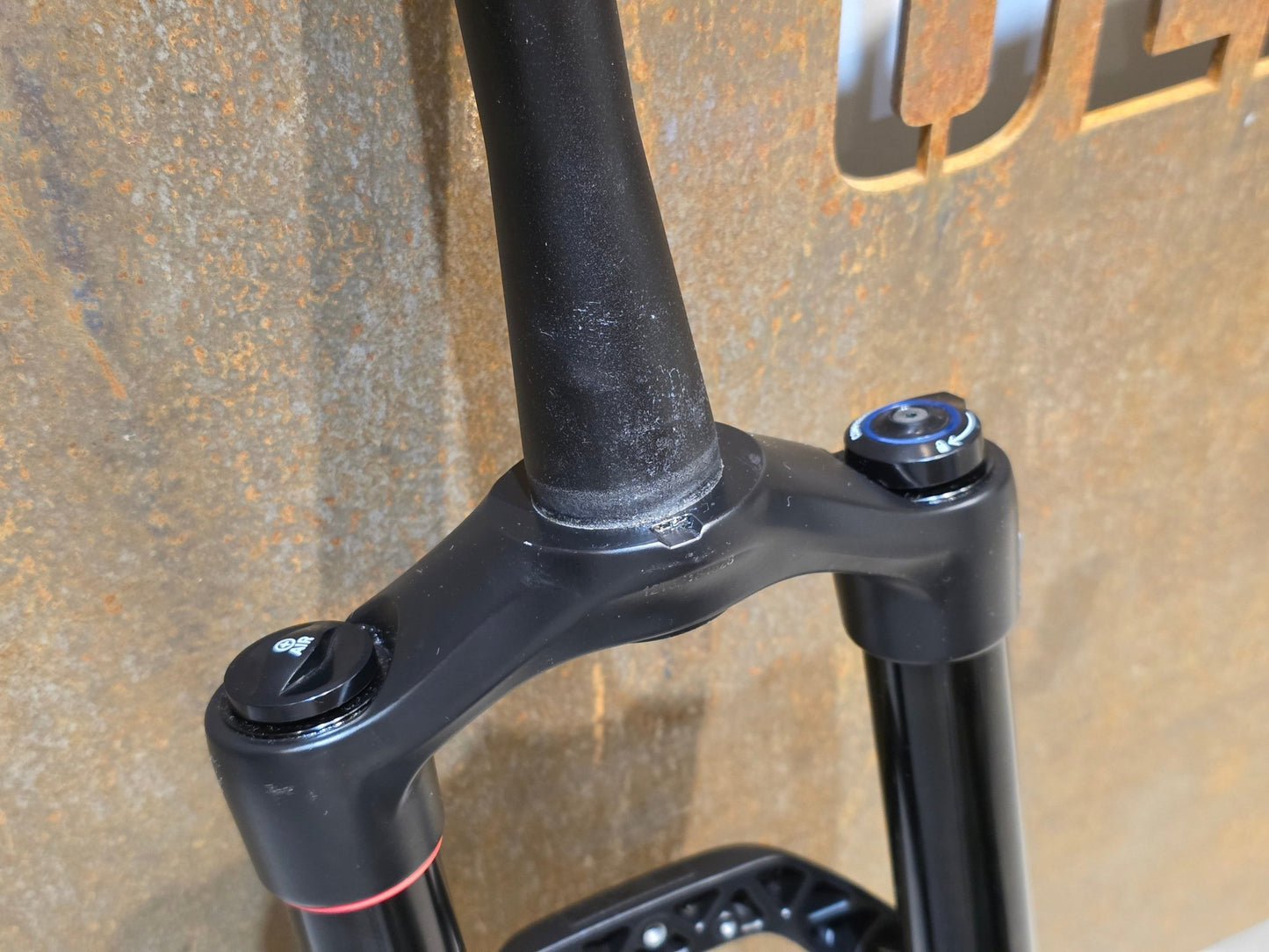 Federgabel von Rock Shox, ROCKSHOX 35 GOLD RL / 29" / 35MM / 150MM / BOOST / SCHWARZ MATT in variant_title vor USEDBIKES - OB.DE Hintergrund