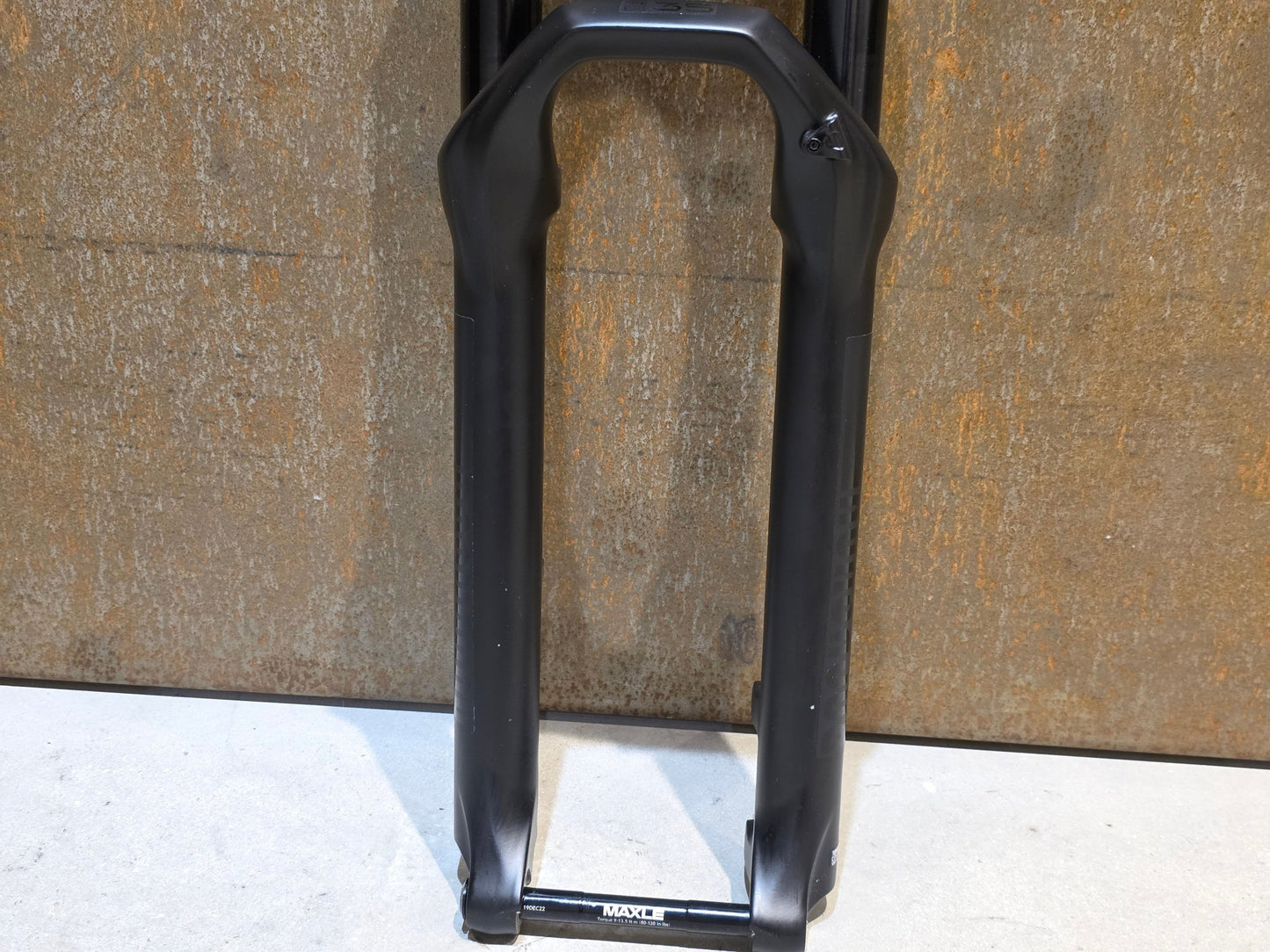Federgabel von Rock Shox, ROCKSHOX 35 GOLD RL / 29" / 35MM / 150MM / BOOST / SCHWARZ MATT in variant_title vor USEDBIKES - OB.DE Hintergrund