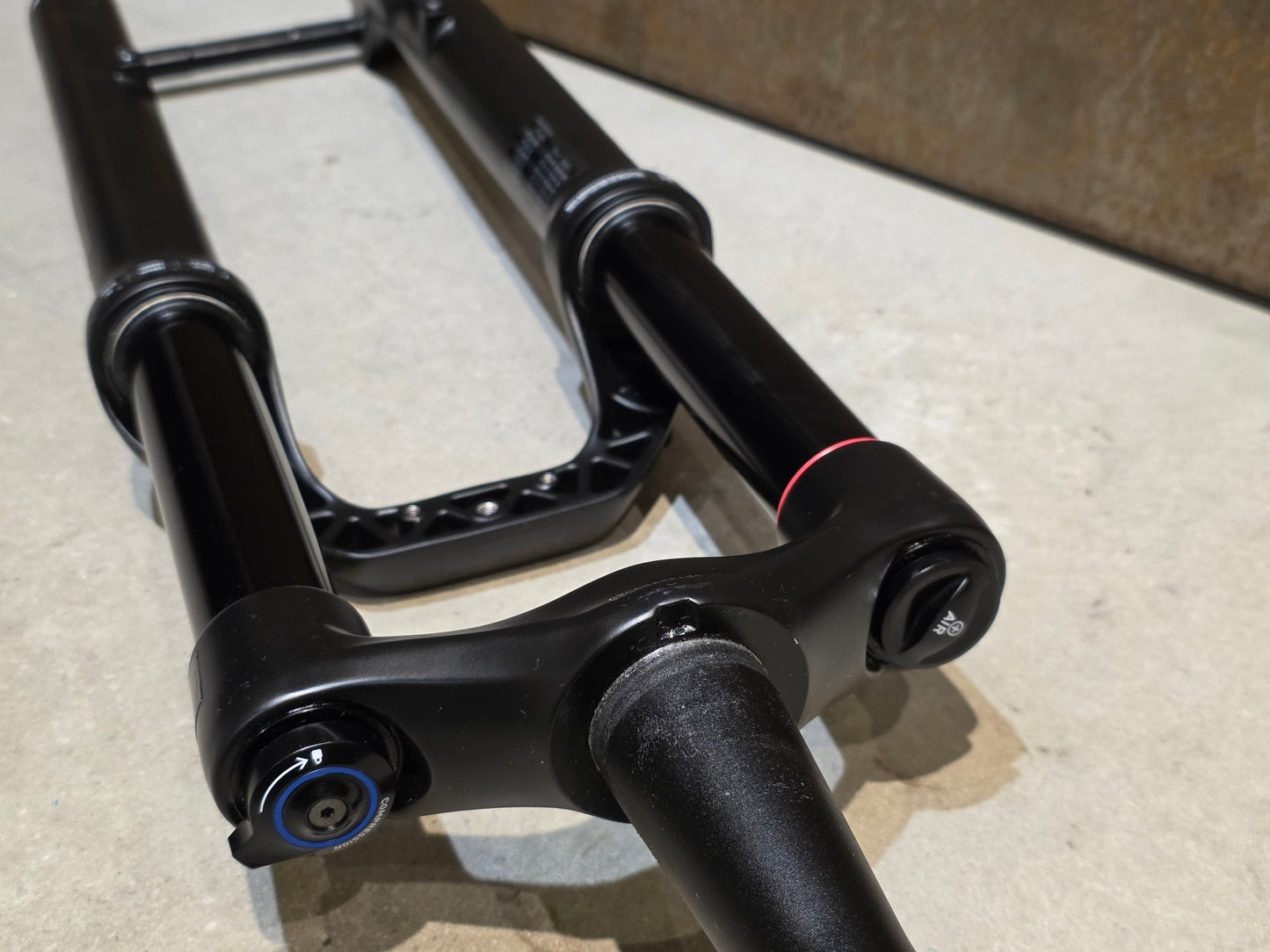 Federgabel von Rock Shox, ROCKSHOX 35 GOLD RL / 29" / 35MM / 150MM / BOOST / SCHWARZ MATT in variant_title vor USEDBIKES - OB.DE Hintergrund