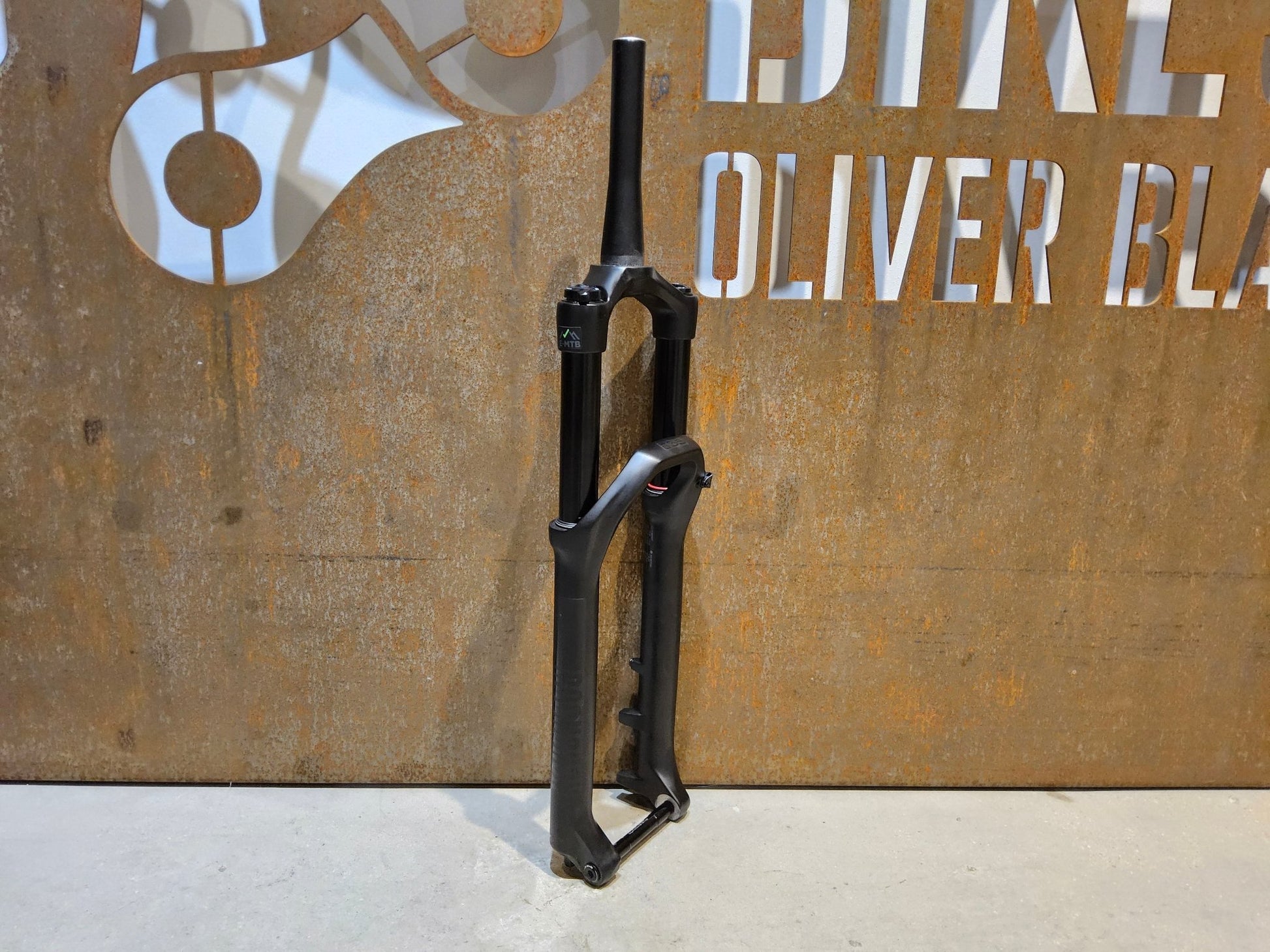 Federgabel von Rock Shox, ROCKSHOX 35 GOLD RL / 29" / 35MM / 150MM / BOOST / SCHWARZ MATT vor USEDBIKES - OB.DE Hintergrund