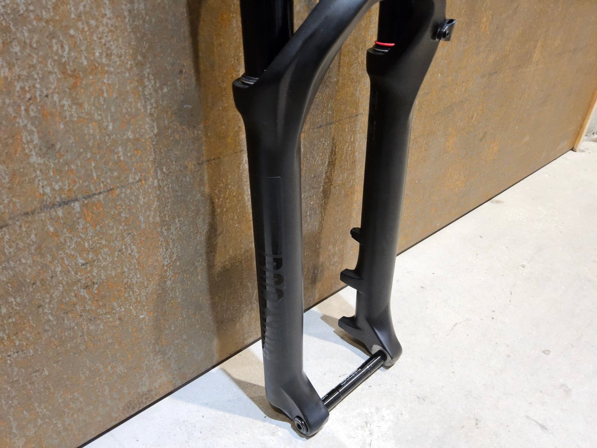 Federgabel von Rock Shox, ROCKSHOX 35 GOLD RL / 29" / 35MM / 150MM / BOOST / SCHWARZ MATT vor USEDBIKES - OB.DE Hintergrund
