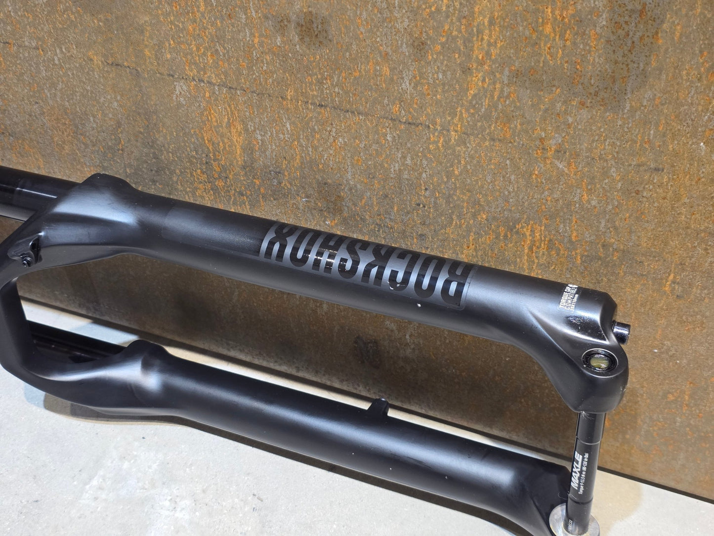 Federgabel von Rock Shox, ROCKSHOX 35 GOLD RL / 29" / 35MM / 150MM / BOOST / SCHWARZ MATT in variant_title vor USEDBIKES - OB.DE Hintergrund