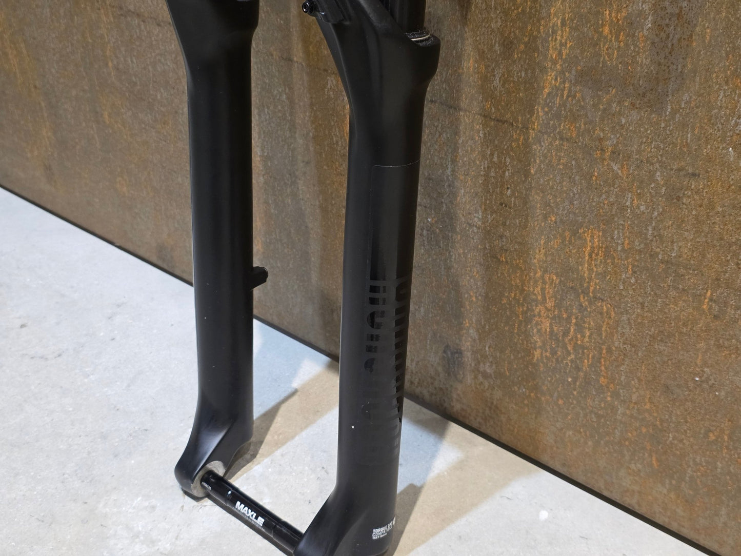 Federgabel von Rock Shox, ROCKSHOX 35 GOLD RL / 29" / 35MM / 150MM / BOOST / SCHWARZ MATT in variant_title vor USEDBIKES - OB.DE Hintergrund