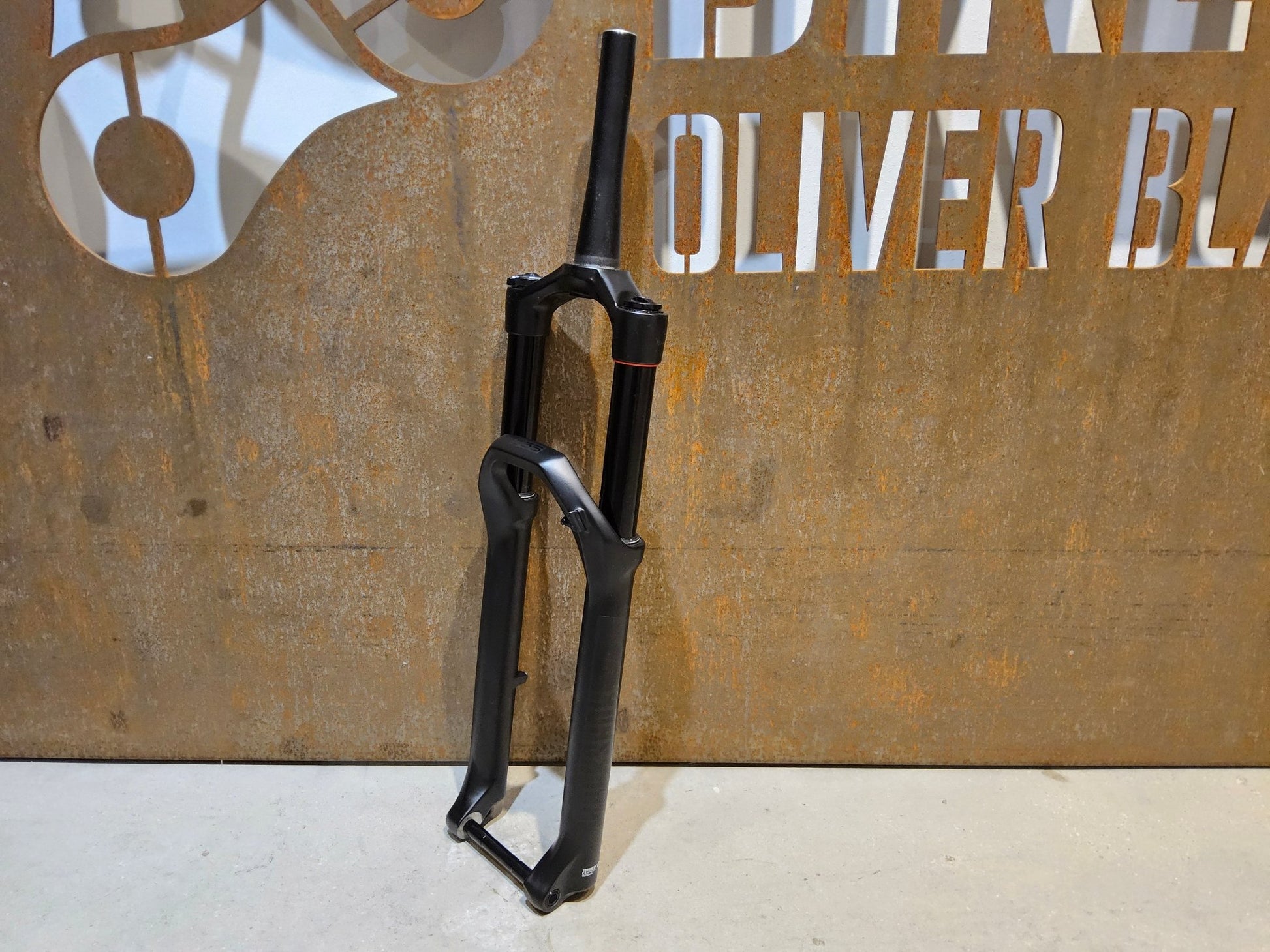 Federgabel von Rock Shox, ROCKSHOX 35 GOLD RL / 29" / 35MM / 150MM / BOOST / SCHWARZ MATT vor USEDBIKES - OB.DE Hintergrund