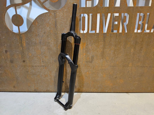 Federgabel von Rock Shox, ROCKSHOX 35 GOLD RL / 29" / 35MM / 150MM / BOOST / SCHWARZ MATT vor USEDBIKES - OB.DE Hintergrund