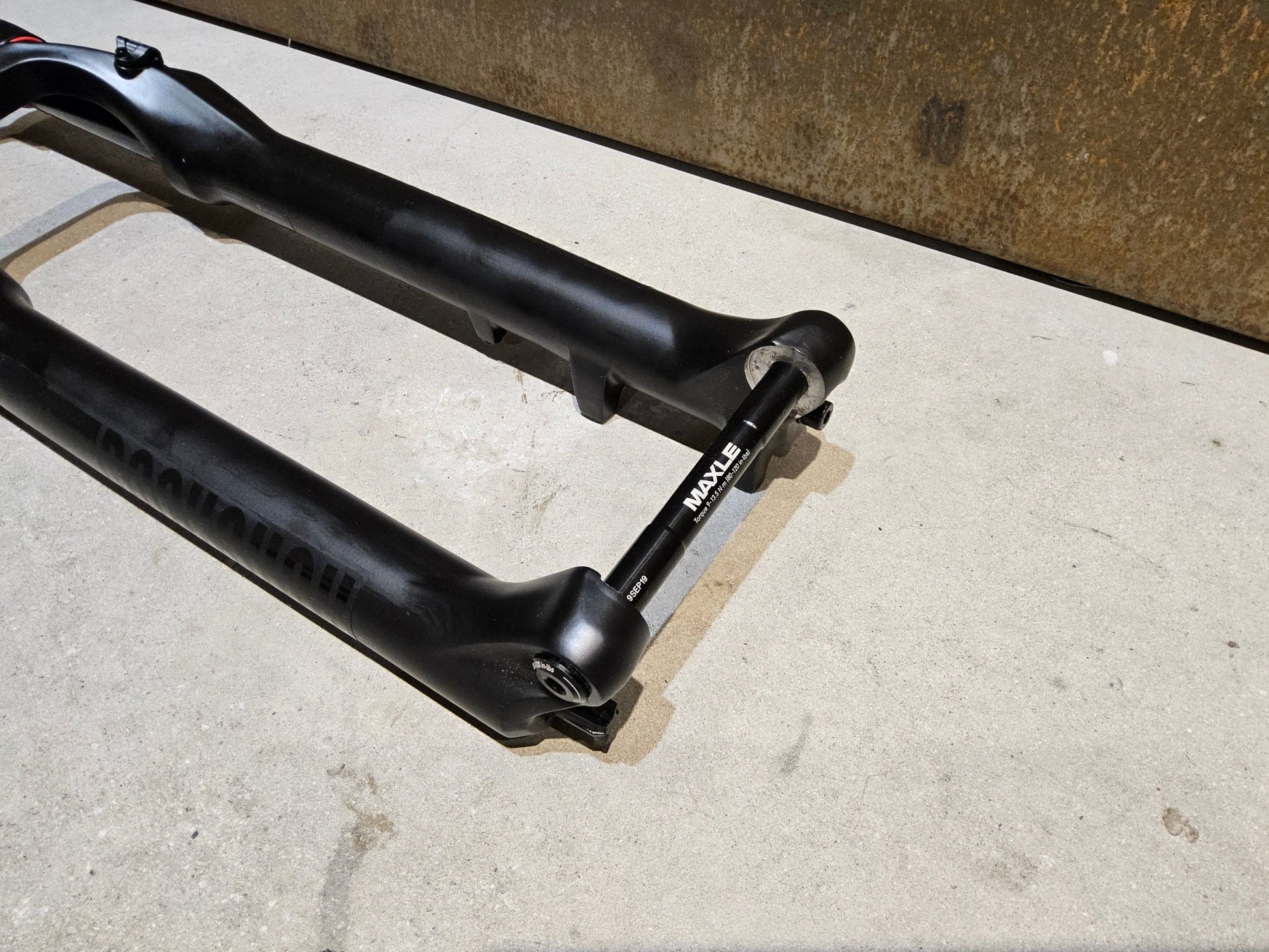 Federgabel von Rock Shox, ROCKSHOX 35 GOLD RL / 29" / 35MM / 150MM / BOOST / SCHWARZ MATT vor USEDBIKES - OB.DE Hintergrund