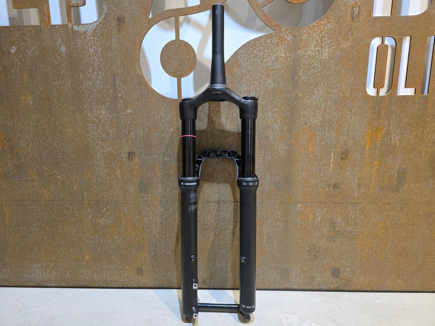 Federgabel von Rock Shox, ROCKSHOX 35 GOLD RL / 29" / 35MM / 150MM / BOOST / SCHWARZ MATT in variant_title vor USEDBIKES - OB.DE Hintergrund