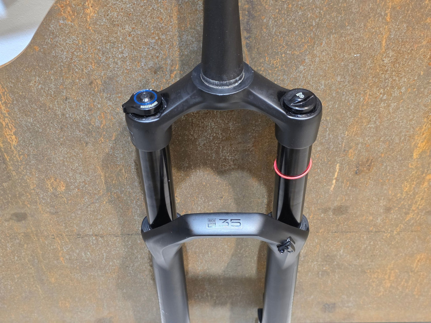 Federgabel von Rock Shox, ROCKSHOX 35 GOLD RL / 29" / 35MM / 150MM / BOOST / SCHWARZ MATT in variant_title vor USEDBIKES - OB.DE Hintergrund