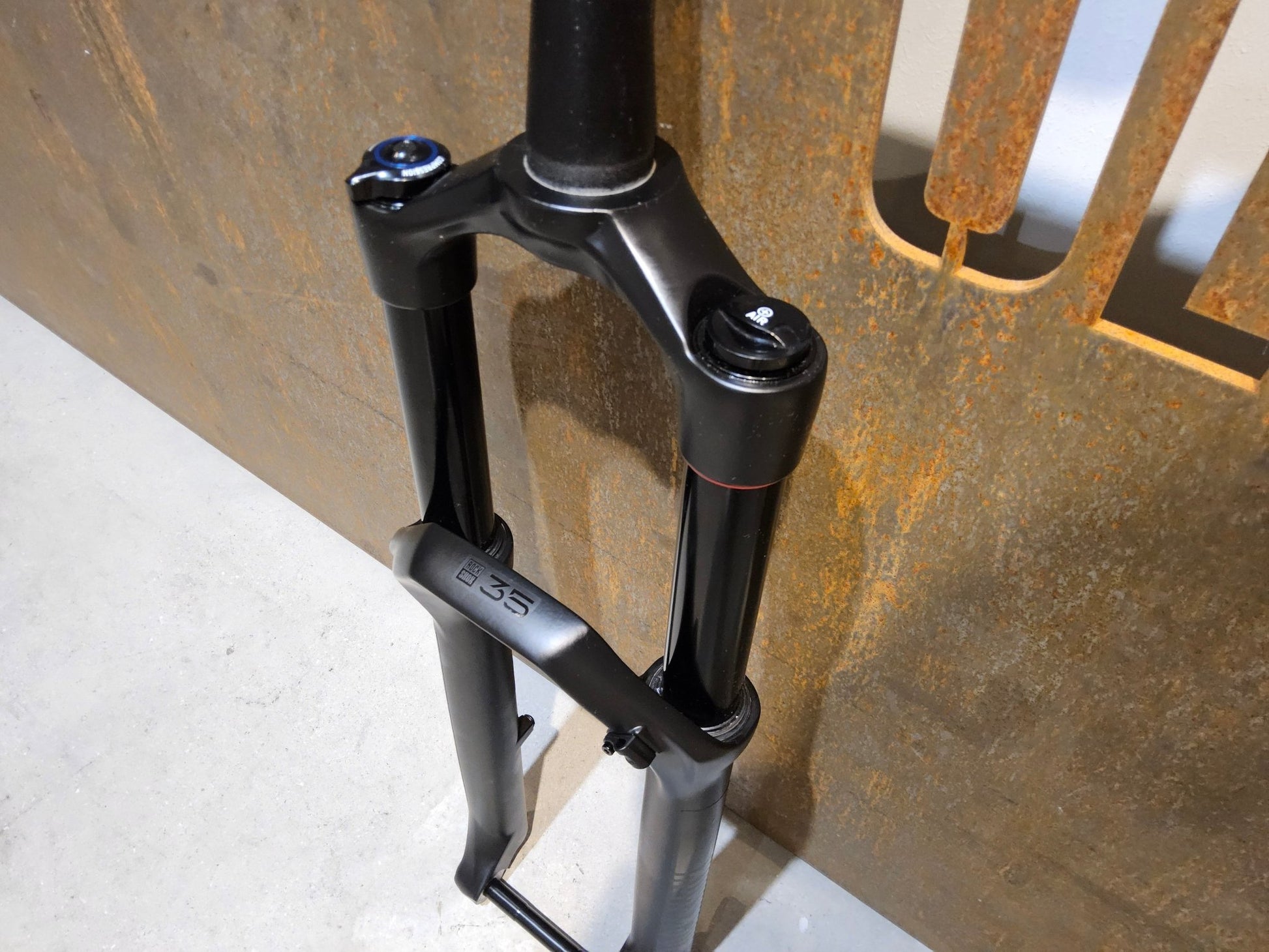 Federgabel von Rock Shox, ROCKSHOX 35 GOLD RL / 29" / 35MM / 150MM / BOOST / SCHWARZ MATT vor USEDBIKES - OB.DE Hintergrund