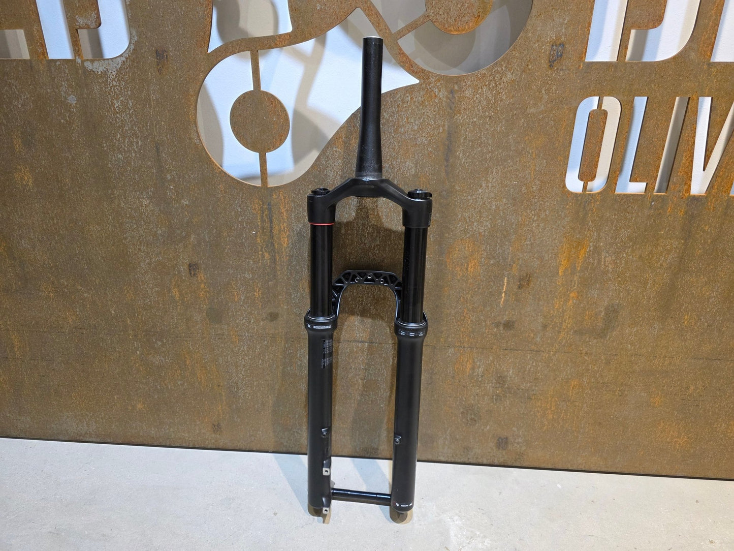 Federgabel von Rock Shox, ROCKSHOX 35 GOLD RL / 29" / 35MM / 150MM / BOOST / SCHWARZ MATT in variant_title vor USEDBIKES - OB.DE Hintergrund