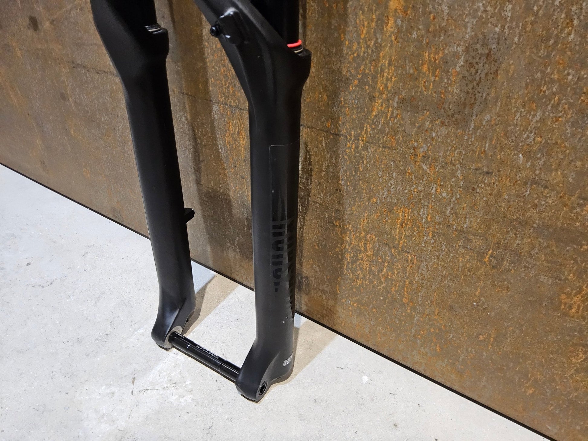 Federgabel von Rock Shox, ROCKSHOX 35 GOLD RL / 29" / 35MM / 150MM / BOOST / SCHWARZ MATT vor USEDBIKES - OB.DE Hintergrund