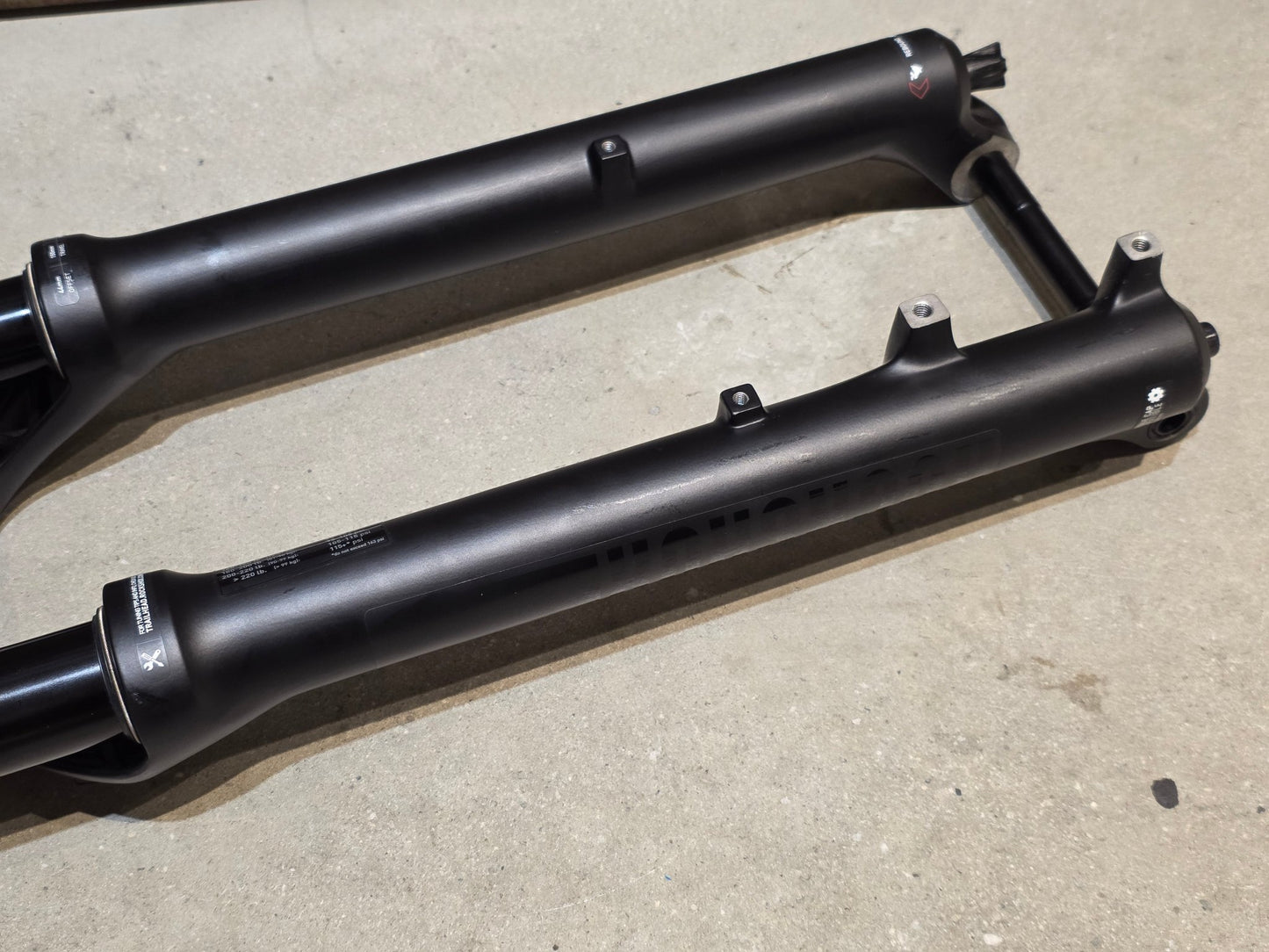 Federgabel von Rock Shox, ROCKSHOX 35 GOLD RL / 29" / 35MM / 150MM / BOOST / SCHWARZ MATT in variant_title vor USEDBIKES - OB.DE Hintergrund