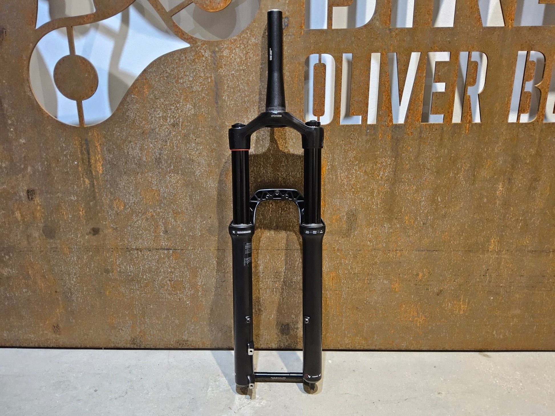Federgabel von Rock Shox, ROCKSHOX 35 GOLD RL / 29" / 35MM / 150MM / BOOST / SCHWARZ MATT vor USEDBIKES - OB.DE Hintergrund