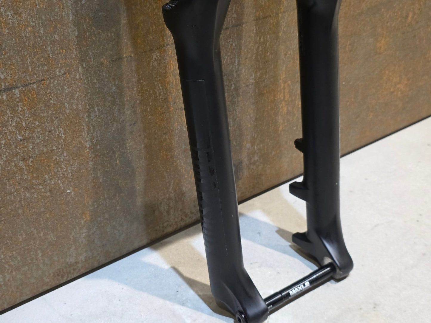 Federgabel von Rock Shox, ROCKSHOX 35 GOLD RL / 29" / 35MM / 150MM / BOOST / SCHWARZ MATT in variant_title vor USEDBIKES - OB.DE Hintergrund