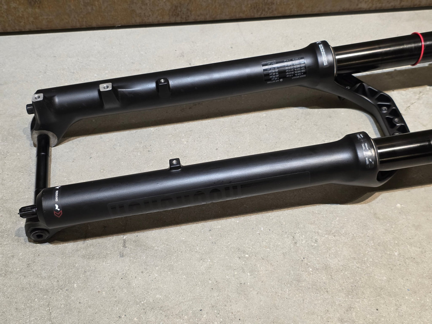 Federgabel von Rock Shox, ROCKSHOX 35 GOLD RL / 29" / 35MM / 150MM / BOOST / SCHWARZ MATT in variant_title vor USEDBIKES - OB.DE Hintergrund