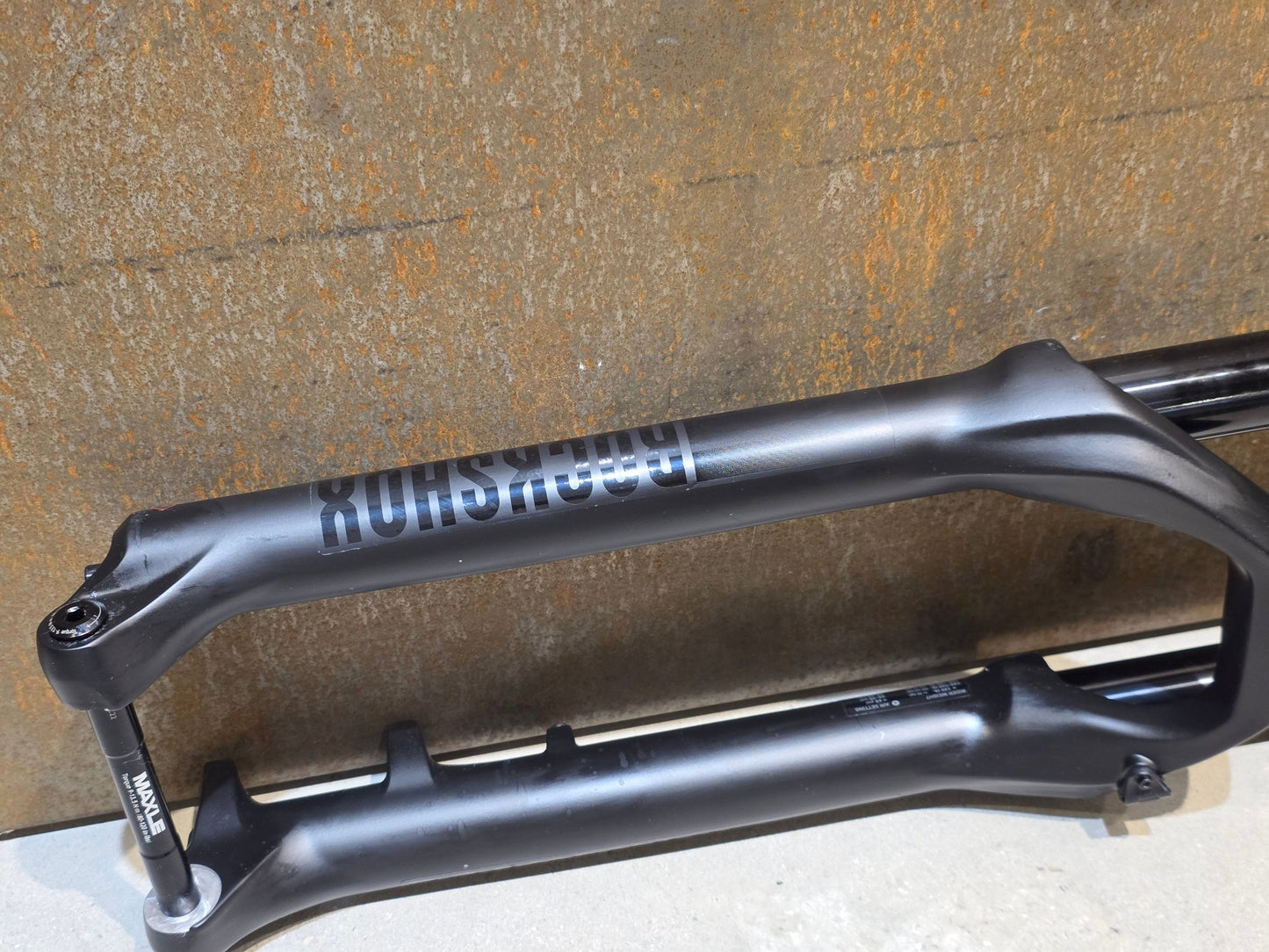 Federgabel von Rock Shox, ROCKSHOX 35 GOLD RL / 29" / 35MM / 150MM / BOOST / SCHWARZ MATT in variant_title vor USEDBIKES - OB.DE Hintergrund