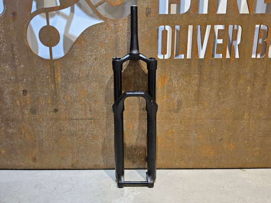 Federgabel von Rock Shox, ROCKSHOX 35 GOLD RL / 29" / 35MM / 150MM / BOOST / SCHWARZ MATT vor USEDBIKES - OB.DE Hintergrund