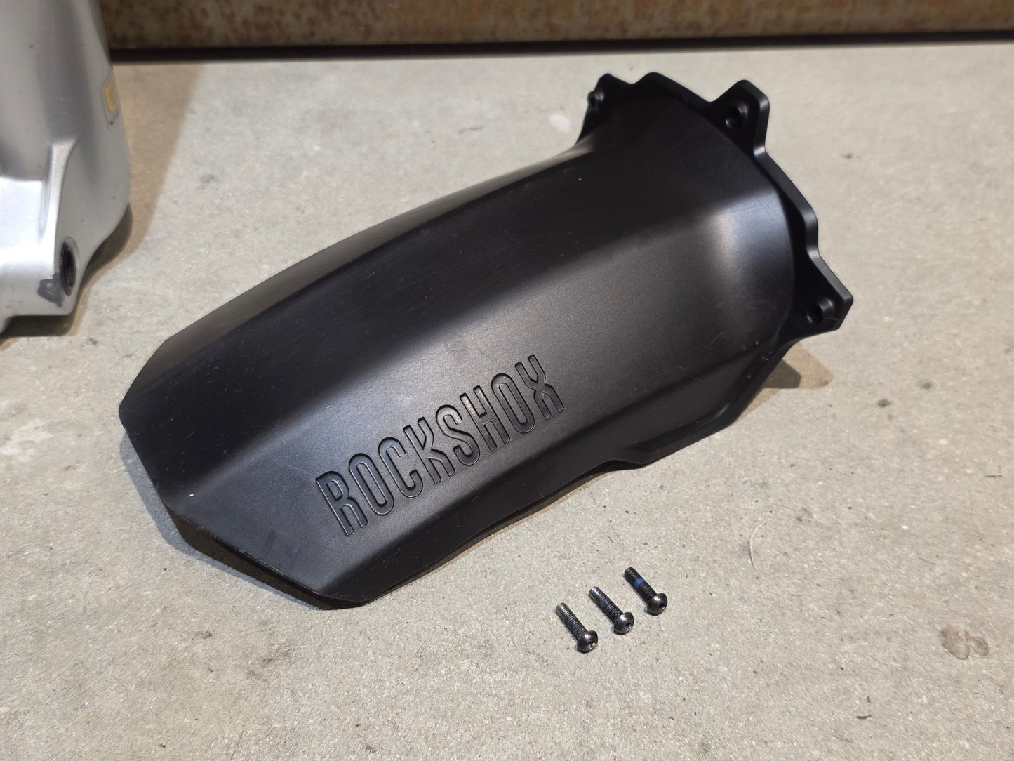Federgabel von Rock Shox, ROCKSHOX PIKE ULTIMATE / 29" / 35MM / 140MM / BOOST / SILBER vor USEDBIKES - OB.DE Hintergrund
