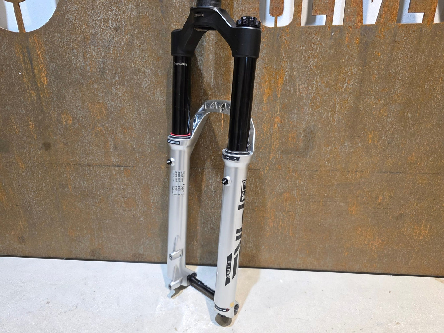 Federgabel von Rock Shox, ROCKSHOX PIKE ULTIMATE / 29" / 35MM / 140MM / BOOST / SILBER vor USEDBIKES - OB.DE Hintergrund
