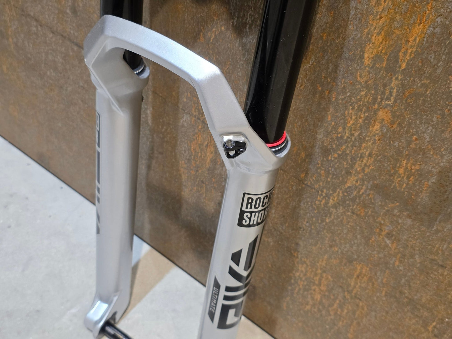 Federgabel von Rock Shox, ROCKSHOX PIKE ULTIMATE / 29" / 35MM / 140MM / BOOST / SILBER vor USEDBIKES - OB.DE Hintergrund