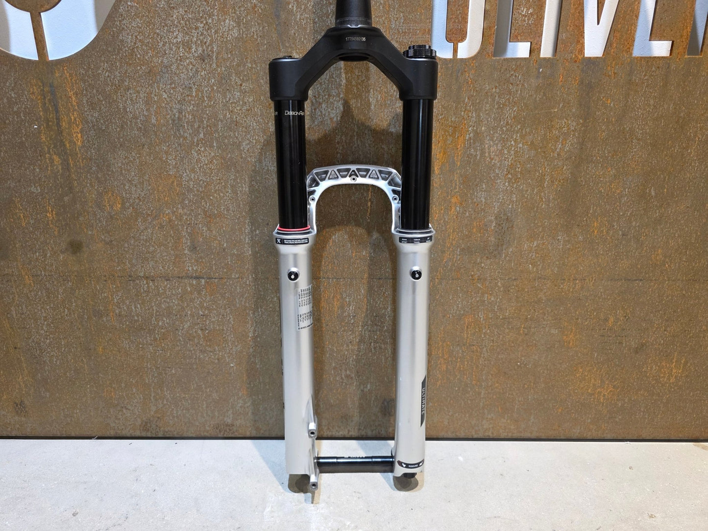 Federgabel von Rock Shox, ROCKSHOX PIKE ULTIMATE / 29" / 35MM / 140MM / BOOST / SILBER vor USEDBIKES - OB.DE Hintergrund