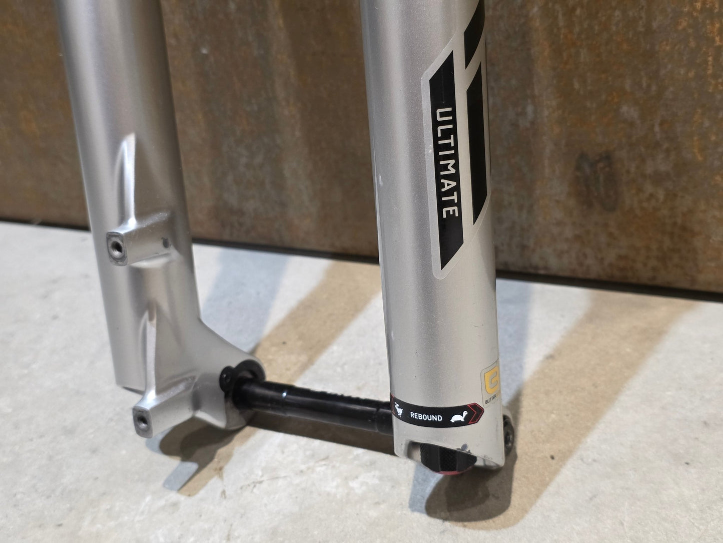 Federgabel von Rock Shox, ROCKSHOX PIKE ULTIMATE / 29" / 35MM / 140MM / BOOST / SILBER vor USEDBIKES - OB.DE Hintergrund