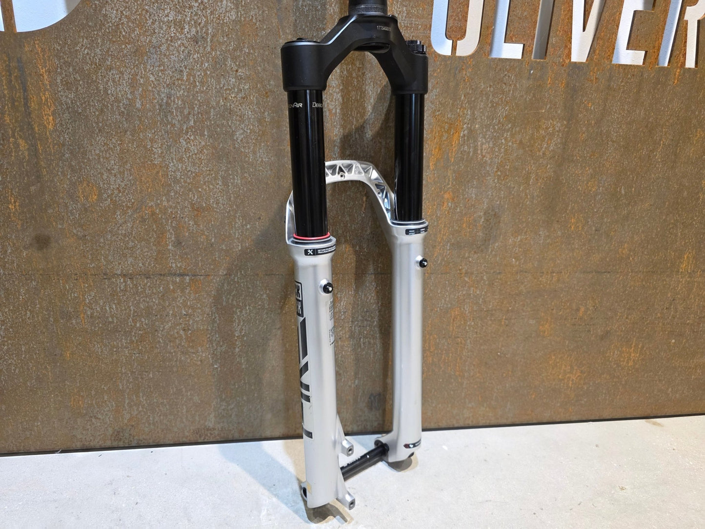 Federgabel von Rock Shox, ROCKSHOX PIKE ULTIMATE / 29" / 35MM / 140MM / BOOST / SILBER vor USEDBIKES - OB.DE Hintergrund