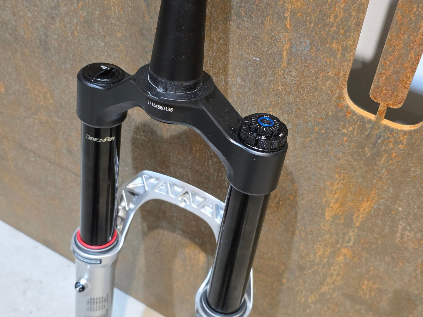 Federgabel von Rock Shox, ROCKSHOX PIKE ULTIMATE / 29" / 35MM / 140MM / BOOST / SILBER vor USEDBIKES - OB.DE Hintergrund