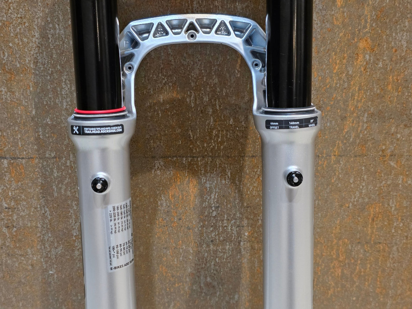 Federgabel von Rock Shox, ROCKSHOX PIKE ULTIMATE / 29" / 35MM / 140MM / BOOST / SILBER vor USEDBIKES - OB.DE Hintergrund