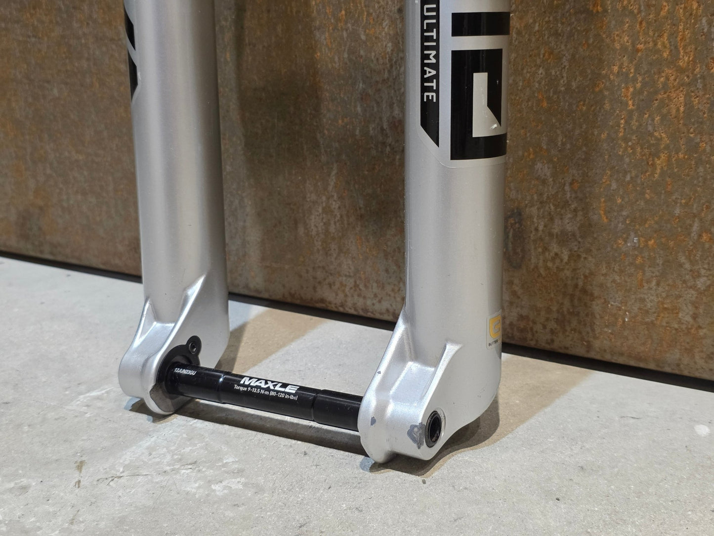 Federgabel von Rock Shox, ROCKSHOX PIKE ULTIMATE / 29" / 35MM / 140MM / BOOST / SILBER vor USEDBIKES - OB.DE Hintergrund