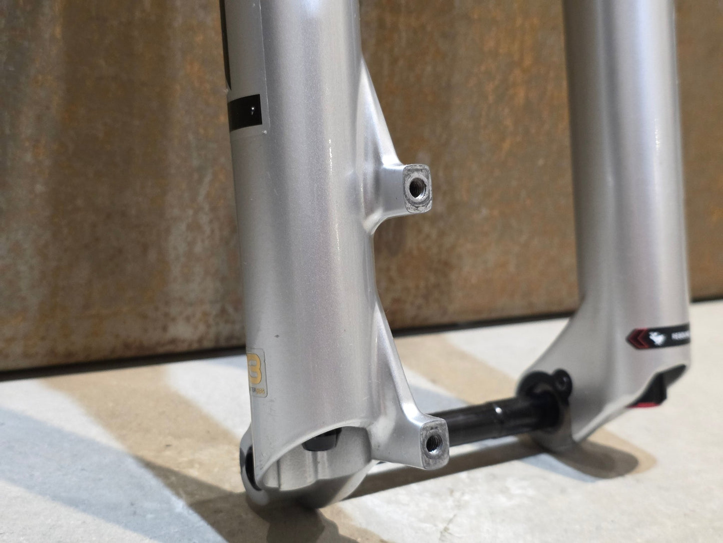 Federgabel von Rock Shox, ROCKSHOX PIKE ULTIMATE / 29" / 35MM / 140MM / BOOST / SILBER vor USEDBIKES - OB.DE Hintergrund