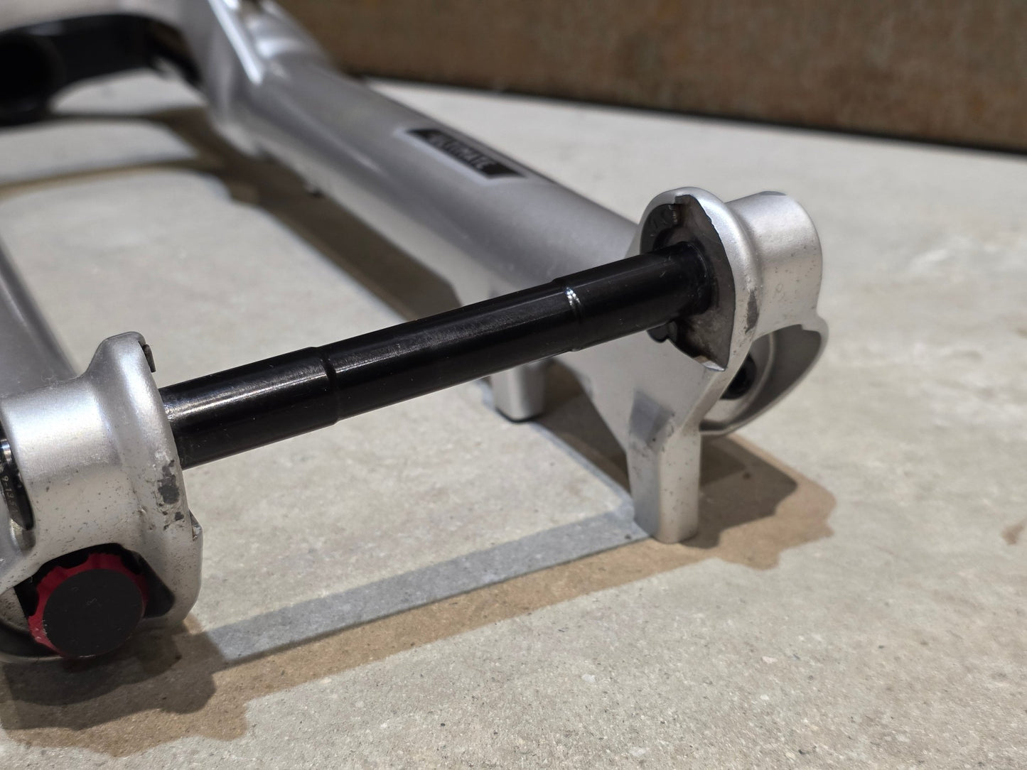 Federgabel von Rock Shox, ROCKSHOX PIKE ULTIMATE / 29" / 35MM / 140MM / BOOST / SILBER vor USEDBIKES - OB.DE Hintergrund